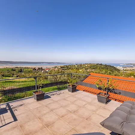 Larabella Salt Fields View Apartment